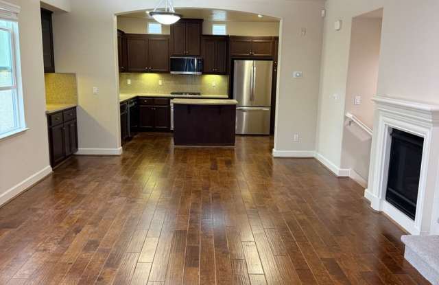 SPACIOUS 3 BEDROOM, 3.5 BATHROOM TOWNHOUSE IN AN EXCELLENT LOCATION. GARAGE. LAUNDRY. BALCONY. A TRUE MUST SEE!!! photos photos