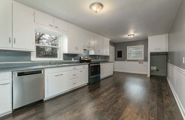 REMODELED 3 bedroom | 1 bathroom | Fenced Backyard Home in a Quiet Neighborhood! We Welcome Pets! Gallery 4