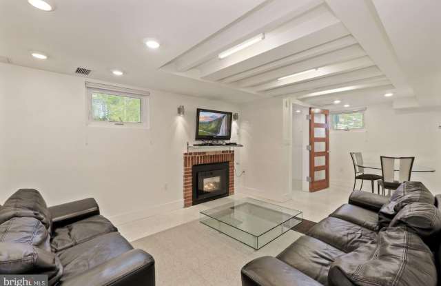 3640 EVERETT ST NW Gallery 1