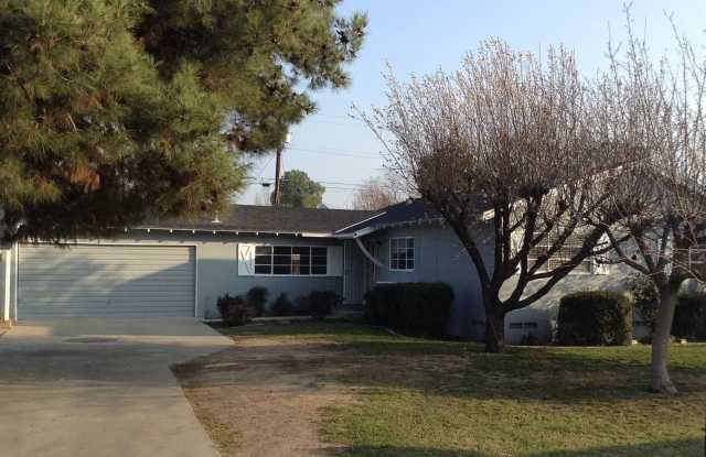 Beautiful 3 bed 1.5 bath, plus Bonus Room! - 2208 Holden Way, Bakersfield, CA 93304