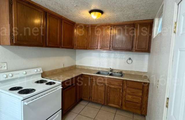 $725- 2 bed 1 bath bi-level apartment with detached 1 car garage! photos photos