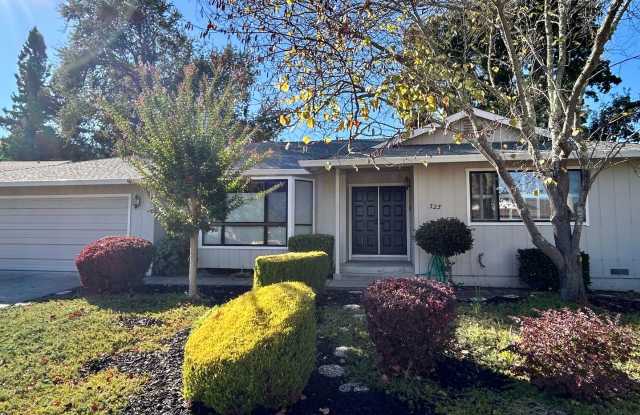 Beautiful Golf Course Views -- Spacious 2 Bedroom Home! Gallery 3
