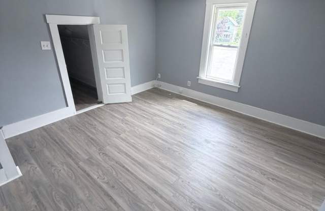 3 Bed / 1 Bath Spacious Layout with Walk-In Closet & First-Floor Laundry! Gallery 4