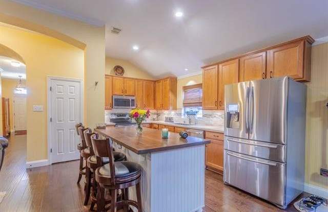 2135 Highland Drive Gallery 3