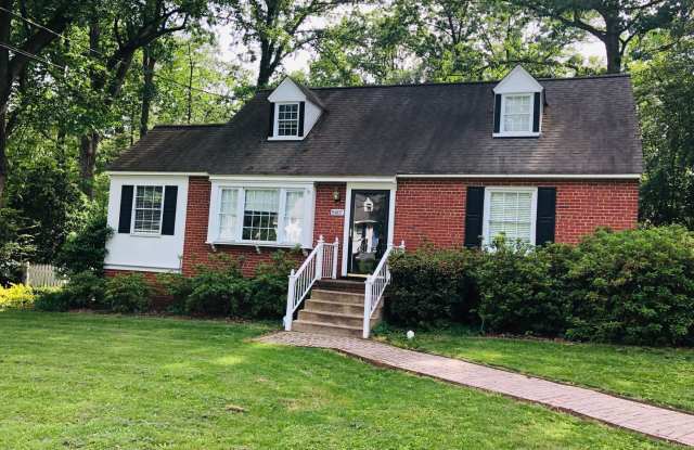 Beautiful 4bdrm/2.5 bath Cape-cod  located in the West End! photos photos