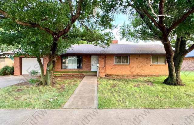 Beautiful 3 bedroom 2 bath brick home- PET FRIENDLY - 521 John Doe Street, Clovis, NM 88101