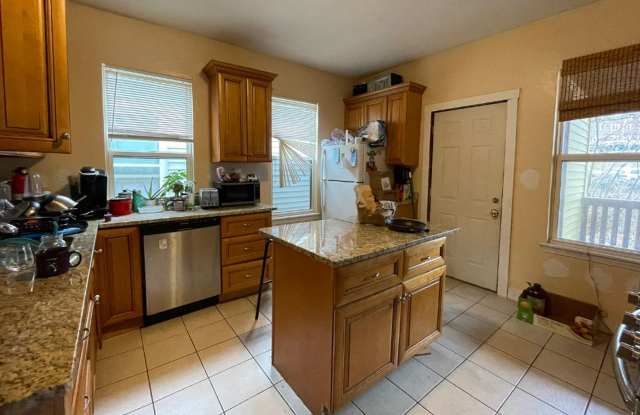 Charming 3 Bedroom-1/2 Month Rent Off photos photos