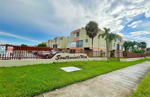 9321 SW 4th St - 9321 SW 4th St, Fountainebleau, FL 33174