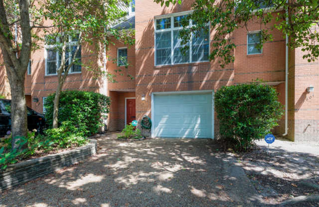 Beautifully maintained 3-bedroom, 2.5-bathroom townhome offering comfortable living in the convenient Meadowbrook neighborhood of Norfolk! Gallery 3