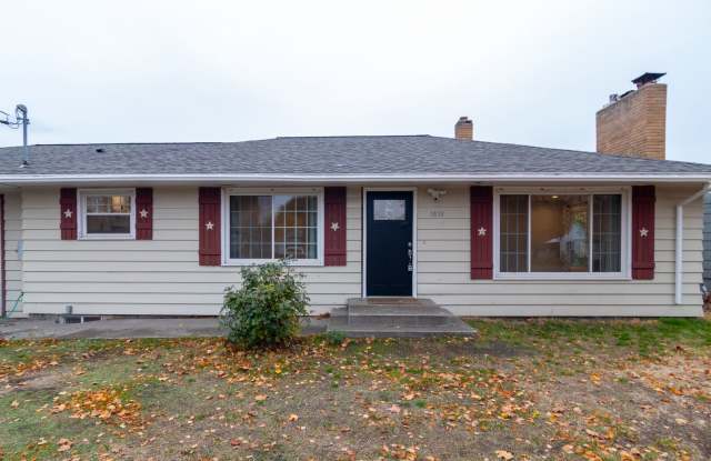 5 Bed 2 Bath Home Available in Spokane Valley! - 1418 North Woodruff Road, Spokane Valley, WA 99206