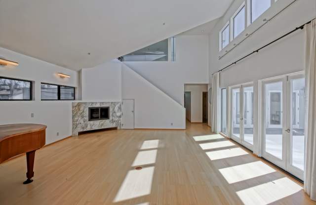 MODERN & BRIGHT. TOP-FLOOR, 4BR3BA HOUSE-LIKE APARTMENT W/ OPEN FLOOR PLAN, 3 DECKS FOR INDOOR/OUTDOOR LIVING & 2-CAR GARAGE JUST BLOCKS TO ABBOT KINNEY, PARK & MINS TO CANALS & BEACH! Gallery 4