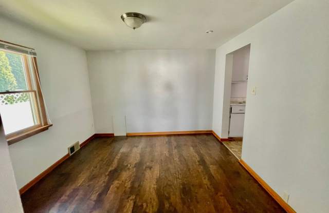 Coraopolis 3 Bedroom, 2 Bath House with Detached Garage Gallery 4