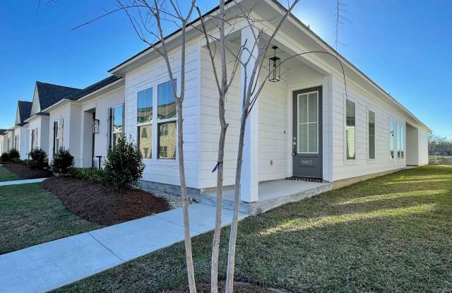 Beautiful 3 bedroom 2 bath end unit with side porch! Gallery 4