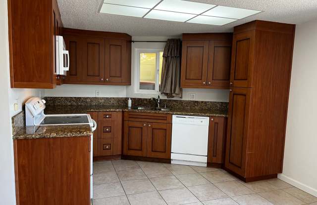 2 Bedroom 2 Bath Ground Level Apartment for Rent in La Habra Gallery 3