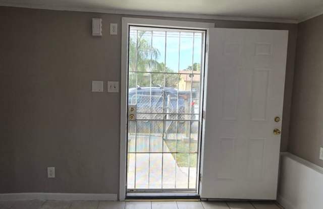 216 1/2 E. Warren Ave. - House Gallery 3