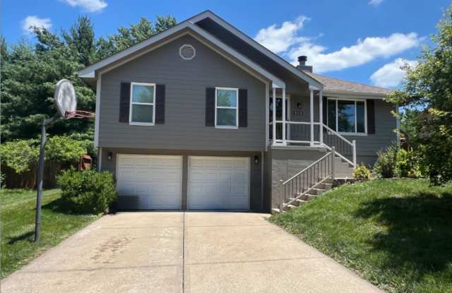 Charming Home with Finished Basement  2-Car Garage – Lee’s Summit photos photos