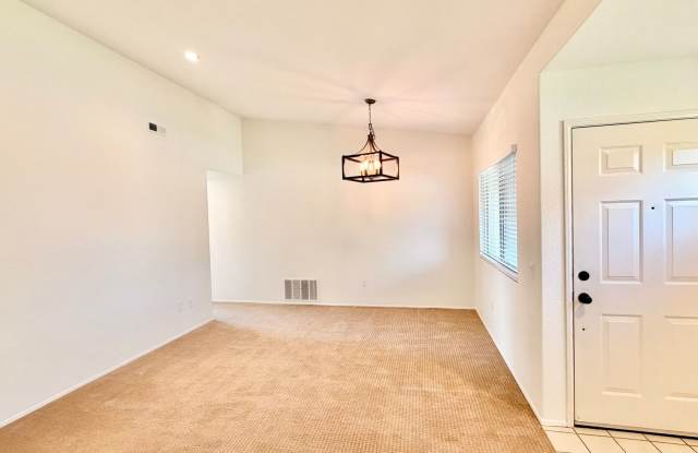 Lovely Single Story Home in Quiet Neighborhood of Fallbrook, Minutes to Everything! Gallery 4