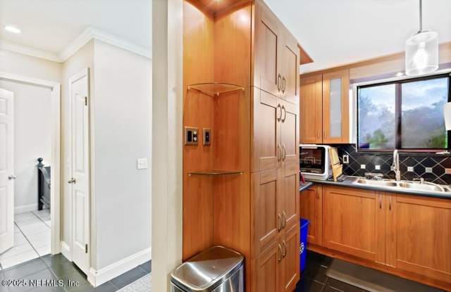 2 Bedroom with Loft Close to Town Center Gallery 4