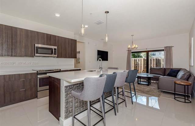7809 NW 104th Avenue 7, Doral, FL 33178 Gallery 1
