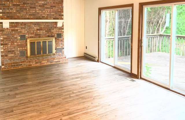 5BR/2BA House near UVM with Garage – Avail. June 1, 2027 (238 Spear St) Gallery 1
