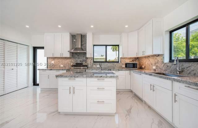 1621 S Treasure Dr Gallery 2