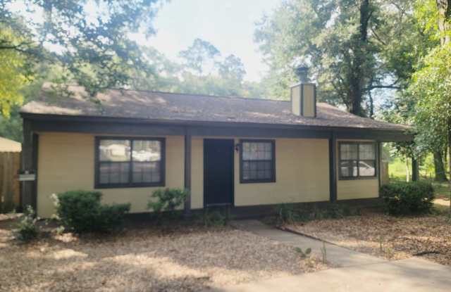 LOVELY NW 3/2 w/ Huge Fenced Yard, Washer/Dryer, & Solid Floors Throughout! Avail NOW for $1600/month! photos photos