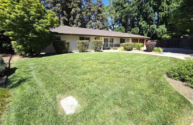 Immaculate 5 Bedroom 2.5 Bath Home Near Visalia Country Club photos photos