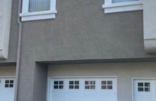 Beautiful 2 bed, 2 bath, 2-story townhouse condo located in quite, gated neighborhood in the Altura Community of Placentia. Gallery 4