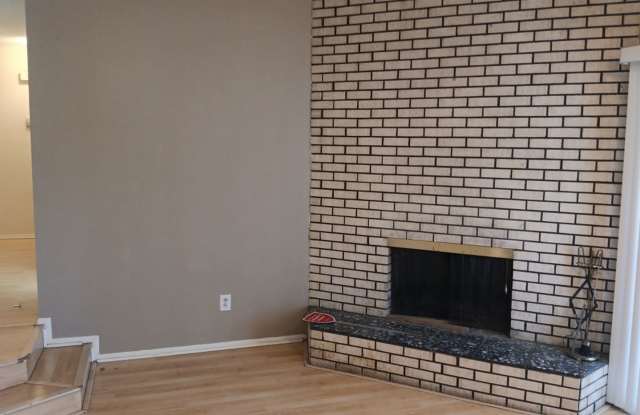 Cozy 4-bedroom, 2-bathroom home! SHOWINGS AVAILABLE NOW Gallery 4
