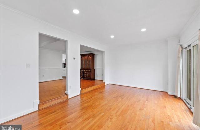 7415 RHONDDA Drive Gallery 4