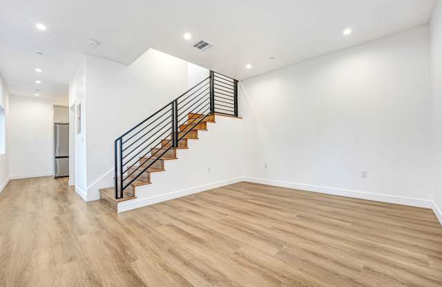 5348 1/2 Oakland Street Gallery 4