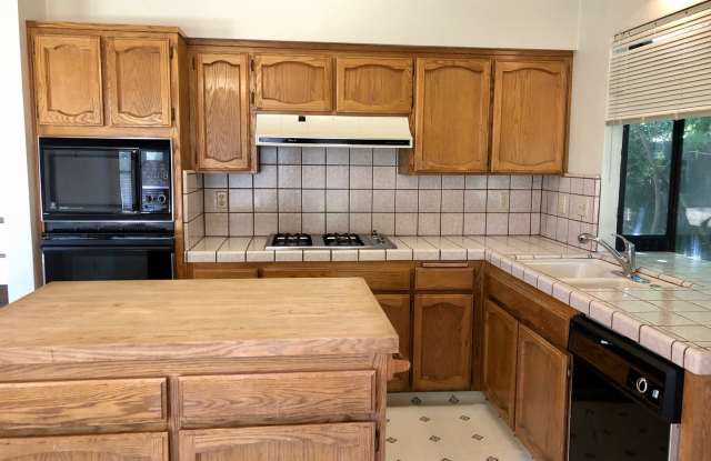 $2,295 Fruit & Sierra 3 Bedroom home - N. Arthur Ave. Fresno Gallery 1