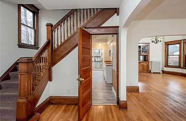 5 Bedroom House Near Hamline University Available June 2027 Gallery 3