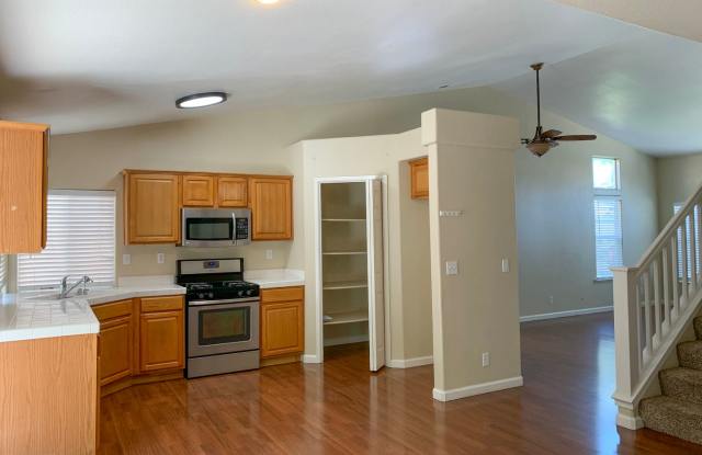 4 Bedroom Home in Hollister with Huge Backyard! photos photos