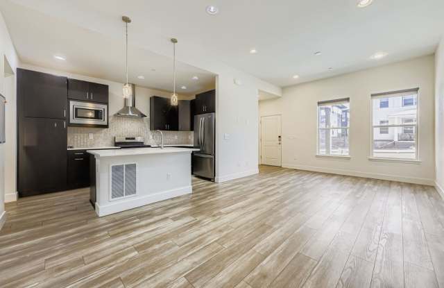 3 BED/3 BATH TOWNHOME AVAILABLE NOW! photos photos