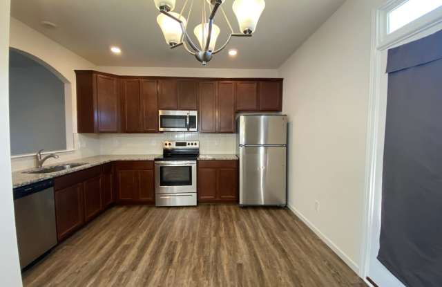 Room for Rent in 3 Bedroom Townhome at 1103 Johns Walk Way photos photos