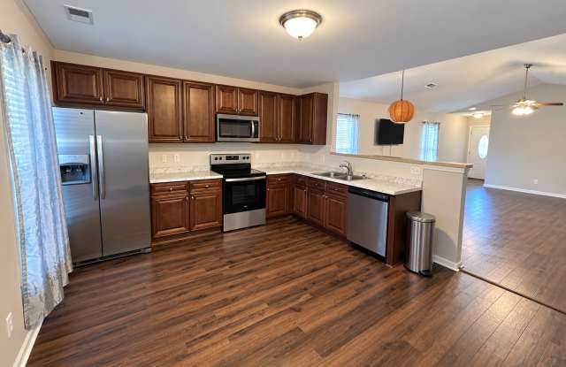 3 Bedroom, 2 Bathroom Home in Southeast Columbia – Garage & Off-Street Parking! Gallery 4
