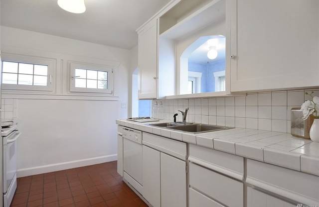 Charming West Seattle 1 Bedroom Home with Office and Large Fenced Yard Gallery 1