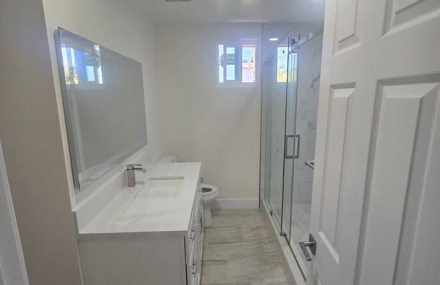 Brand-New 4-Bedroom Rental in Santa Ana! Gallery 1