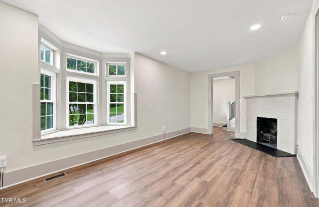 217 W Wanola Gallery 4