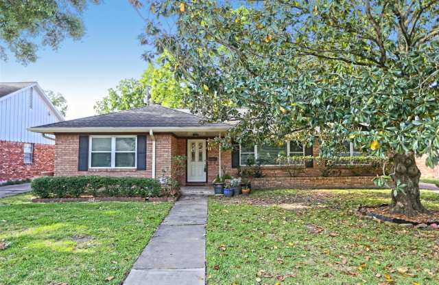 Wonderful mid century one story home, recently updated in Woodside. Did not flood during Harvey. Recent kitchen, appliances and master bath. Tiled floors in family room, breakfast room and kitchen. Granite counter tops (2017). Beautiful hardwood flooring - 3535 Durhill Street, Houston, TX 77025
