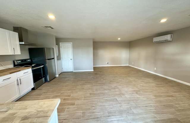 35211 N 49TH - Guest house Street Gallery 3