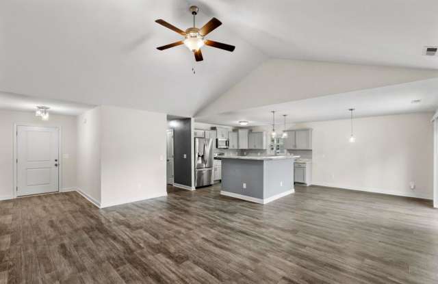 Beautiful home! Convenient to the city with all shopping! Gallery 3