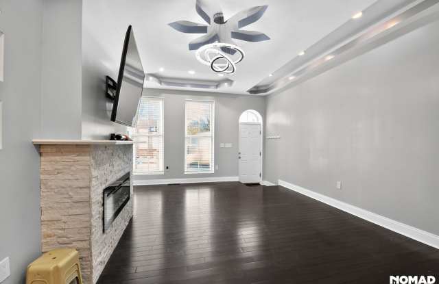 Spacious 6BR Townhome in Baltimore Gallery 3