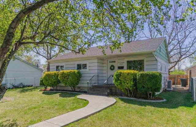 Adorable Three Bedroom Home in Richland! Fully fenced backyard! Gallery 3
