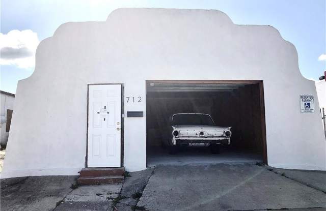 712 N Ridgewood Drive Gallery 3