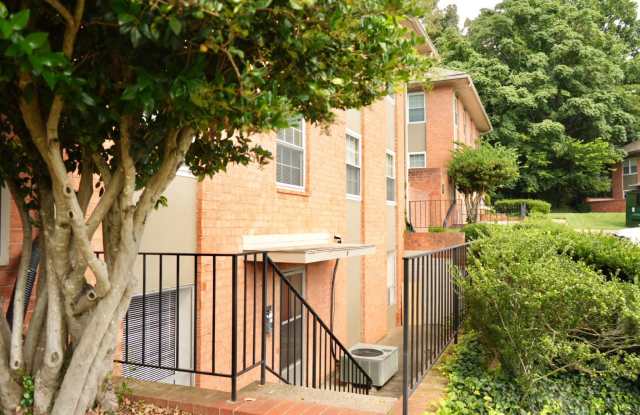 One Bedroom Available at Arlington Court - 2428 Arlington Boulevard, Charlottesville, VA 22903