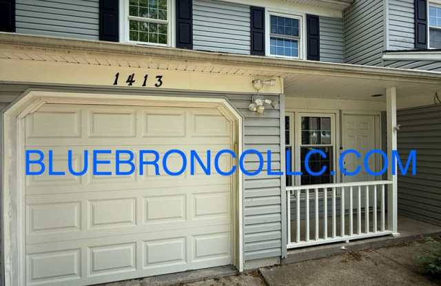 Stunning 3 bedroom 2.5 bath with modern upgrades throughout. - 1413 Southeast 8th Street, Lee's Summit, MO 64063