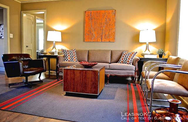 Wellington Plaza - 4423 Roanoke Parkway, Kansas City, MO 64111