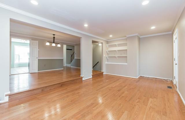 Well maintained 3-level 3Bd/2 full  2 half bath TH in the sought-after Burke Centre! - 10110 Walnut Wood Court, Burke Centre, VA 22015